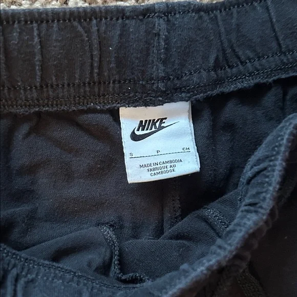 Nike Black Joggers for Men - Picture 2 of 4